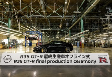 Nissan GT-R R35 em fábrica durante cerimônia final de produção.
