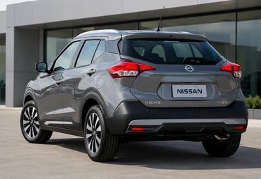 Nissan Kicks 2017 visto de traseira 3/4 em showroom externo com iluminação natural.