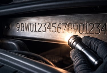 numero do chassi do carro sendo verificado com lanterna