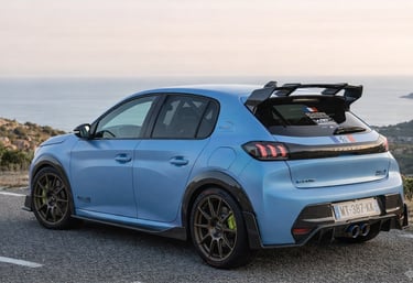 Peugeot 208 Rally Urban visto pela traseira com kit widebody, aerofólio elevado