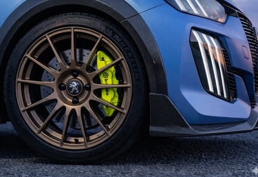 Detalhe da roda do Peugeot 208 Rally Urban com freio Brembo e acabamento em fibra