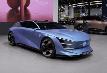 Peugeot Concept 6 em exposição destacando sedã elétrico futurista com design aerodinâmico