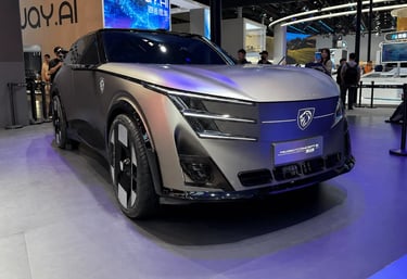 Peugeot Concept 8 SUV elétrico futurista em exposição com design moderno e iluminação LED