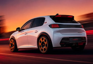 Traseira do Peugeot E-208 GTi branco em movimento com iluminação ao entardecer