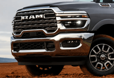 Detalhe frontal da Ram 2500 com motor Cummins em cenário off-road