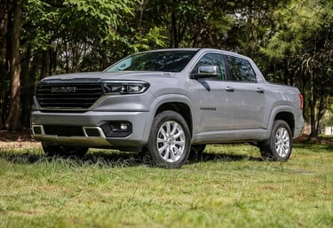 Ram Rampage 2027 em estrada rural com motor potente e novo modelo no campo