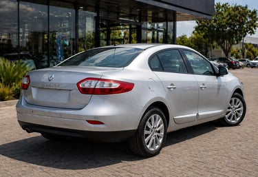 Renault Fluence 2016 visto de traseira em ângulo lateral com lanternas e porta-malas em destaque