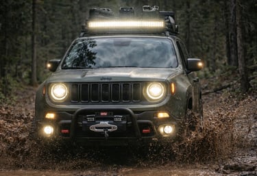 Jeep Renegade Trailhawk X conceito off-road atravessando lama com faróis acesos e visual extremo