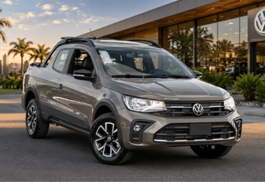 Volkswagen Saveiro Extreme cinza estacionada em frente a concessionária moderna ao entardecer.