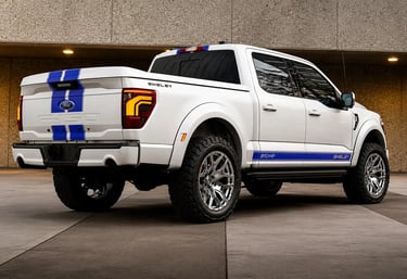 Traseira da Shelby F-150 2026 branca com faixas azuis e visual off-road