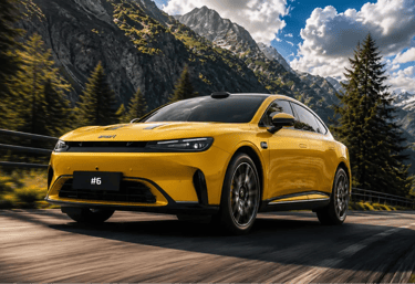 Smart #6 EHD amarelo em estrada de montanha, novo sedã híbrido com autonomia de até 1.810 km