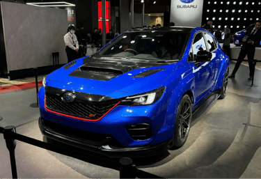 Subaru Performance-B STI Concept azul exibido durante salão automotivo no Japão
