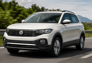 Volkswagen T-Cross Sense 2021 branco em rodovia sob luz natural com visual oficial hiper-realista.