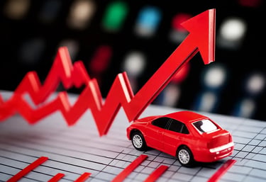 Miniatura de carro vermelho sobre gráfico com seta de alta representando aumento dos juros.
