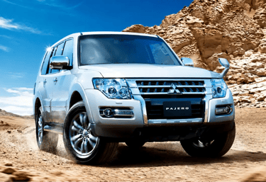 Mitsubishi Pajero atravessa terreno desértico destacando sua capacidade off-road