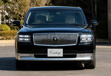 Toyota Century V12 preto visto de frente com grade cromada e visual luxuoso