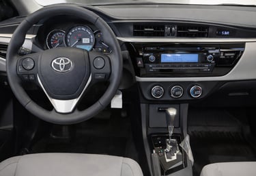 Interior do Toyota Corolla 2016 automático com painel, volante multifuncional e câmbio CVT