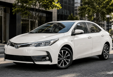 Toyota Corolla 2019 branco em ambiente urbano com vista frontal em três quartos