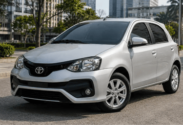 Toyota Etios 2019 prata estacionado em ambiente urbano moderno