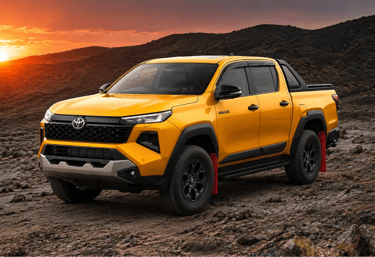 Nova Toyota Hilux com pacote esportivo em estrada rochosa ao pôr do sol