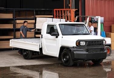 Toyota IMV 0 sendo utilizada para carga em armazém com foco no trabalho e uso utilitário