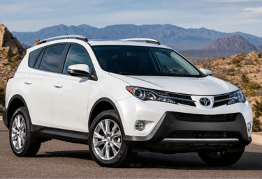Toyota RAV4 2014 branco em estrada com cenário montanhoso ao fundo