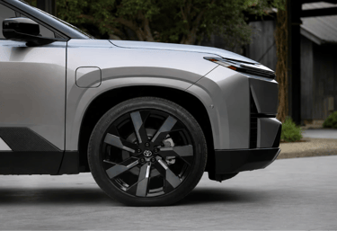 Roda dianteira de SUV Toyota destacando sistema de frenagem regenerativa e design moderno