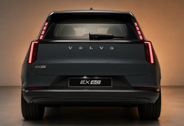 Traseira do Volvo EX60 elétrico com lanternas em LED inspiradas no Martelo de Thor