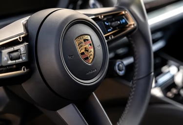 Detalhe do volante de Porsche 911 destaca acabamento premium e identidade da marca