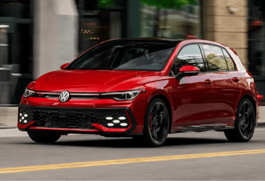 Volkswagen Golf GTI 2026 vermelho em movimento em avenida urbana