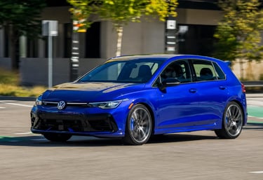 Volkswagen Golf R azul acelerando em rua urbana durante teste de desempenho