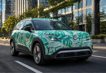 Volkswagen ID Cross camuflado em ambiente urbano moderno em movimento