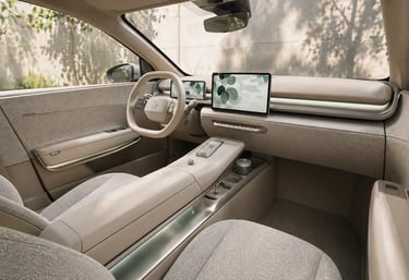 Interior do Volkswagen ID Cross com design minimalista e acabamento claro moderno