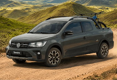Volkswagen Saveiro em estrada de terra com bicicleta na caçamba