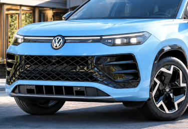 Volkswagen Tiguan azul com visual frontal destacado e iluminação mais clara.