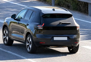 Traseira do novo Volvo XC40 em testes revela escapamentos e motor a combustão