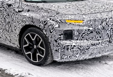 VW ID.Aura detalhe da roda em protótipo camuflado com LiDAR destacando SUV elétrico