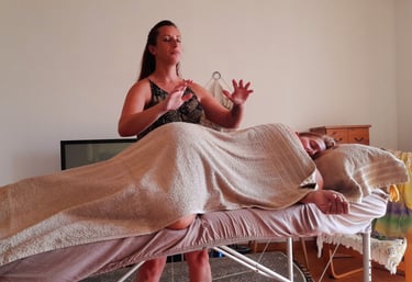 Élève en posture attentive s’apprêtant à masser, contact bienveillant.