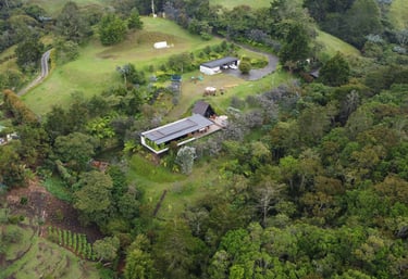 SOLVED energía solar: instalación de paneles solares en casa campestre para sostenibilidad