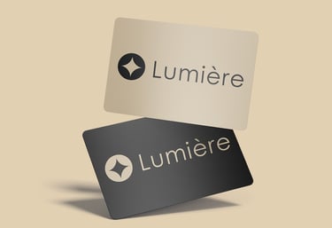 Cartões de visita bege e preto com logo circular e nome “Lumière” em fonte elegante e sofisticada.