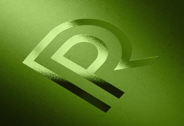 Logotipo metálico em relevo sobre fundo verde, com letras “P” e “R” entrelaçadas de forma moderna.