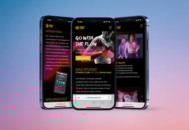 drei smartphones mit bildern einer fitness website