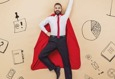  Homme en costume portant une cape rouge qui fait le super heros