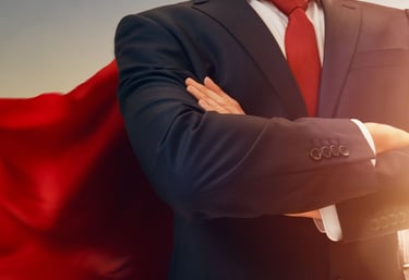 Un homme avec une cape de super héros qui croise les bras