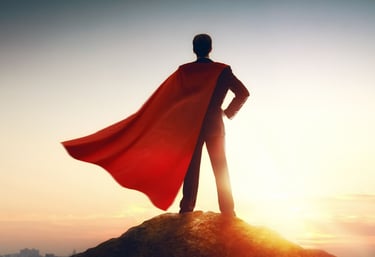  Homme en costume noir portant une cape rouge sur  une colline