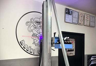 Biuro z logo na scianie