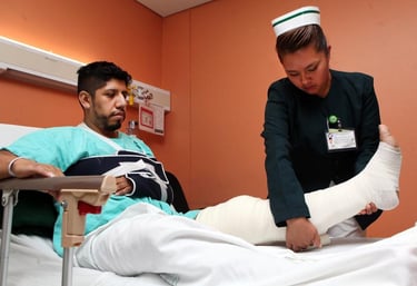 Enfermera atendiendo a un paciente - Foto: Adriana Hernández