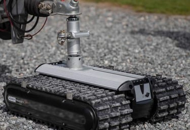 Robot Trolley ciągnący przyczepę po żwirze