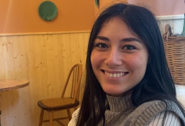 C'est une photo d'une fille dans un café, c'est moi