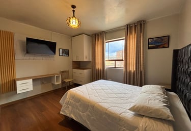 HABITACION CON BAÑO PROPIO Y COCHERA.